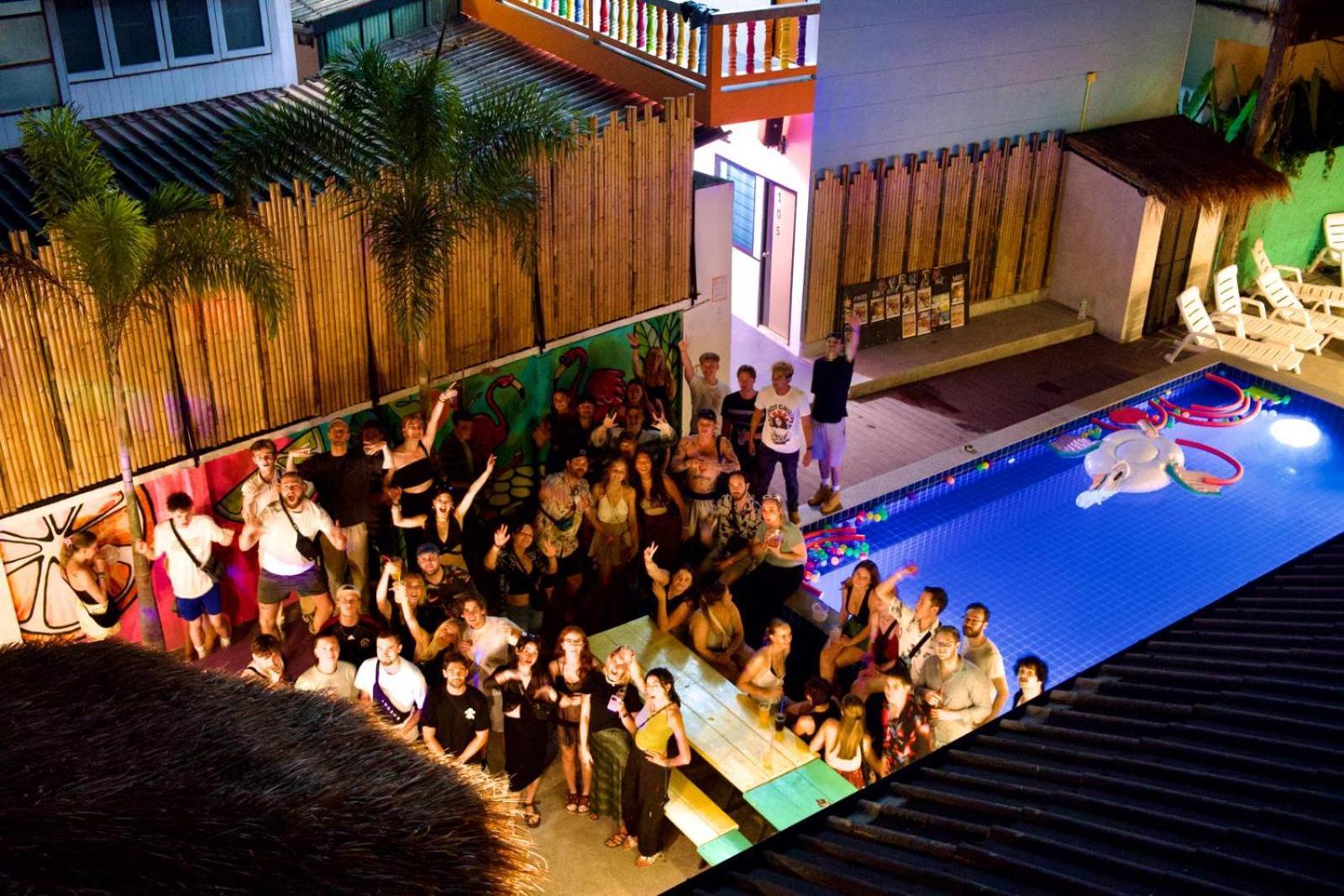 Revolution Chiang Mai - Old Town Hostel Exterior photo