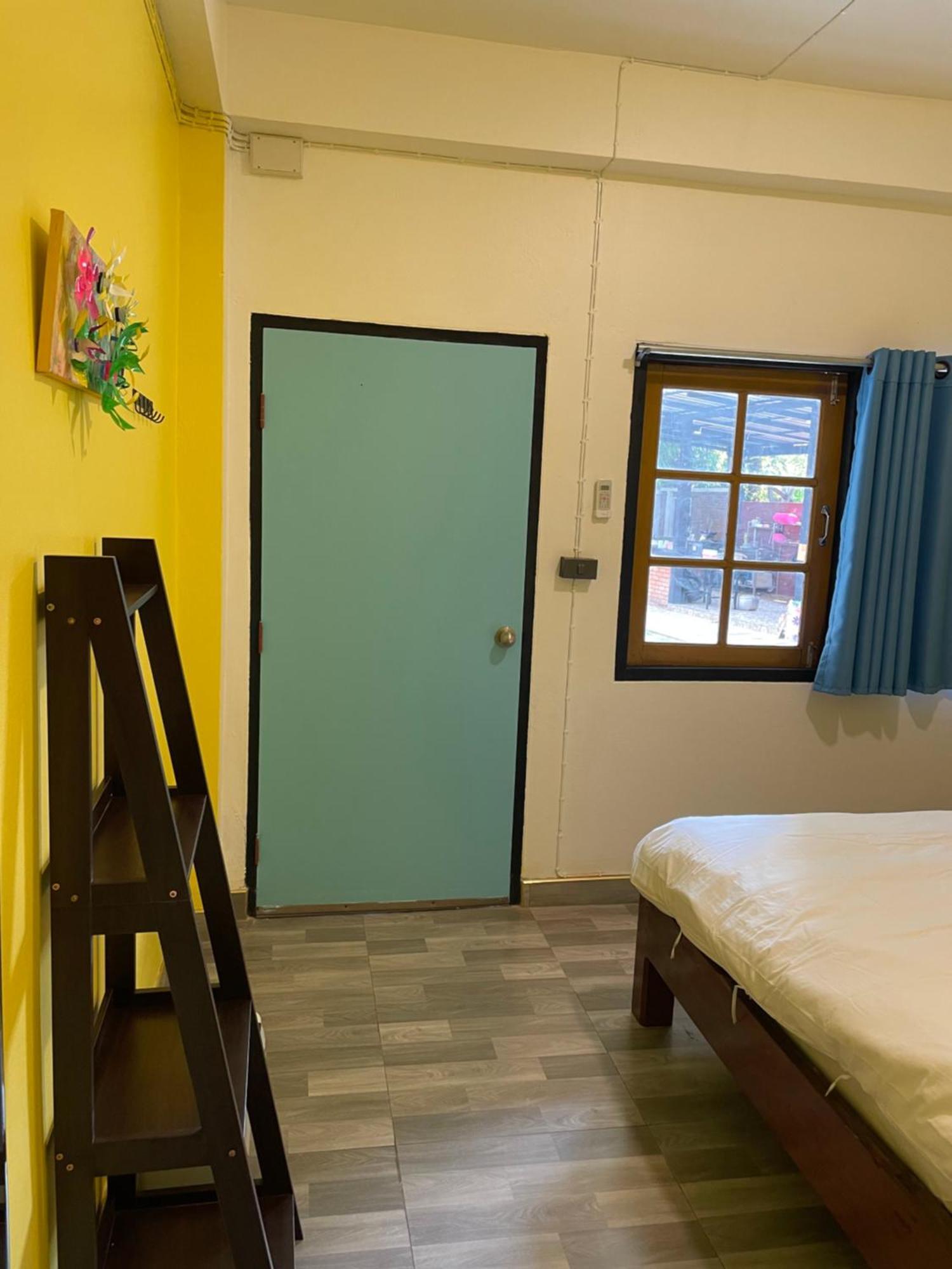 Revolution Chiang Mai - Old Town Hostel Exterior photo
